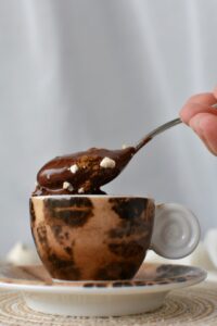 cioccolata calda con cannella e meringhe